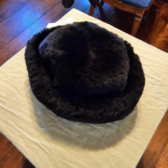 BRAND NEW CLOUDNINE SHEEPSKIN CLOCHE HAT in Black with leopard print satin liner - Picture 6 of 12